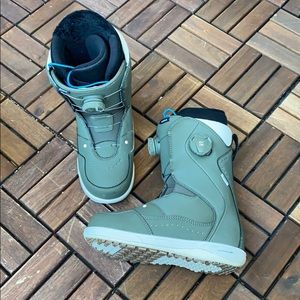 Vans Women’s Snowboard Boots